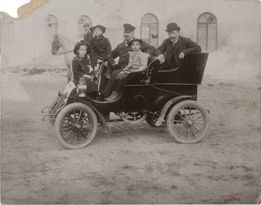 [Собрание В.Г. Лидина] Восемь фотографий из собраний В.Г. Лидина: 